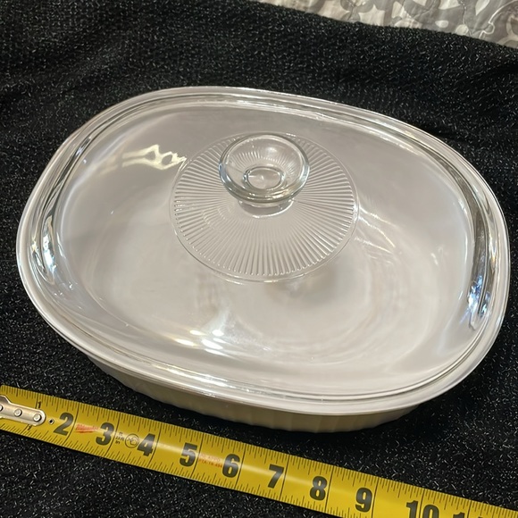 Pyrex glass serving dish with clear glass lid - Picture 2 of 11